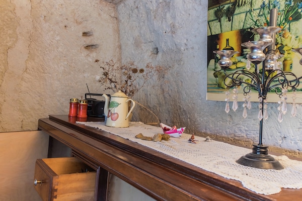 Foto van Een grotwoning met historische charme - Vakantiehuis in Faverolles - HallReception