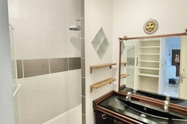 Foto van Bij het ruime T5 SNCF-station Faffa - Vakantiehuis in Grenoble - BathRoom