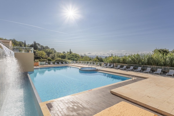 Foto van Provençaalse vakantiebestemming met balkon en toegang tot het zwembad. - PoolOfHouse
