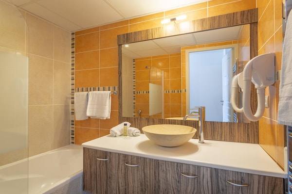 Foto van Provençaalse vakantiebestemming met balkon en toegang tot het zwembad. - BathRoom