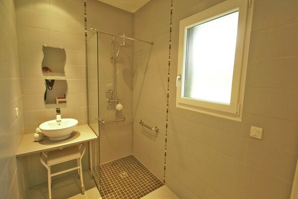 Foto van Familie-uitje met tuin - Vakantiehuis in Turquestein Blancrupt - BathRoom