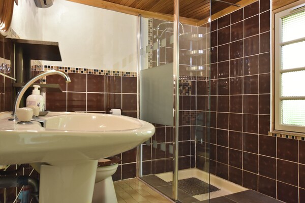 Foto van Vakantiehuis in mooie tuin met molen en vijver - Vakantiehuis in Le Ponchel - BathRoom