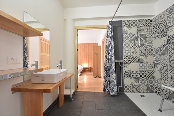 Foto van Landhuis in Cuzy met zwembad en uitzicht - Vakantiehuis in Cuzy - BathRoom