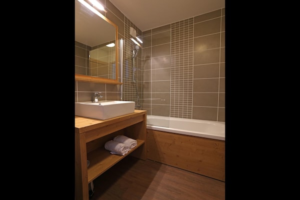 Foto van Appartement in Les Menuires met Spa & Zwembad - Vakantiehuis in St Martin de Belleville - BathRoom