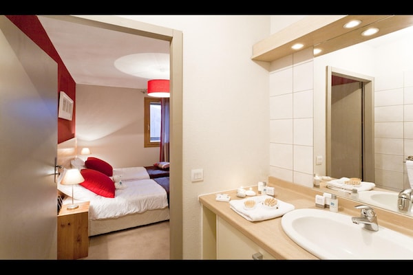 Foto van Appartement in Frankrijk met Spa en Uitzicht - Vakantiehuis in Sainte-Foy Tarentaise - BathRoom