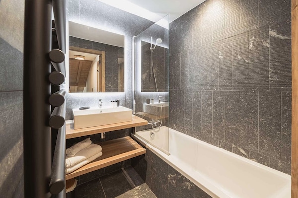 Foto van Chic Alpine Appartement met Gedeeld Zwembad - Vakantiehuis in MEGEVE - BathRoom