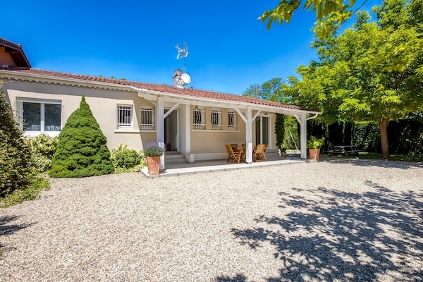 Foto van Vakantiehuis in Barry-d'Islemade met Zwembad - Vakantiehuis in Barry D'islemade - ExteriorSummer