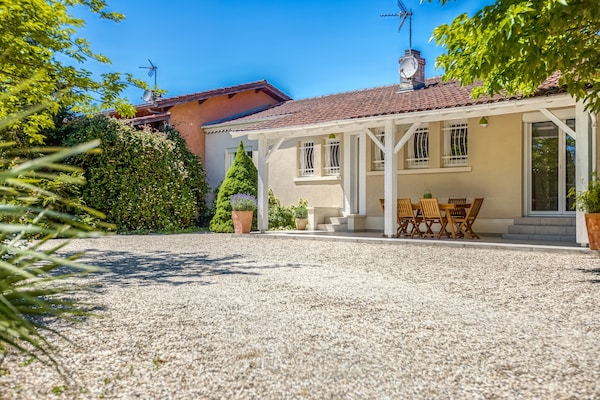 Foto van Vakantiehuis in Barry-d'Islemade met Zwembad - Vakantiehuis in Barry D'islemade - ExteriorSummer