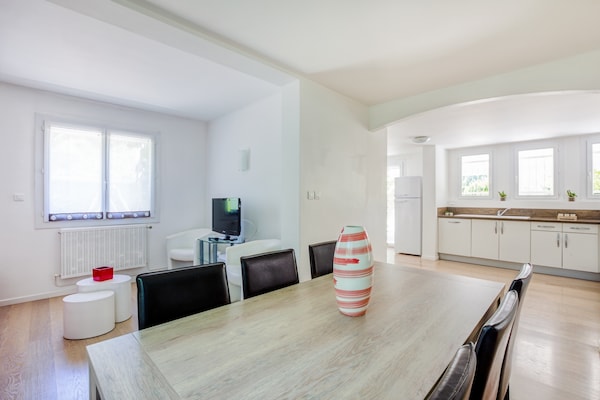 Foto van Vakantiehuis in Barry-d'Islemade met Zwembad - Vakantiehuis in Barry D'islemade - DiningRoom