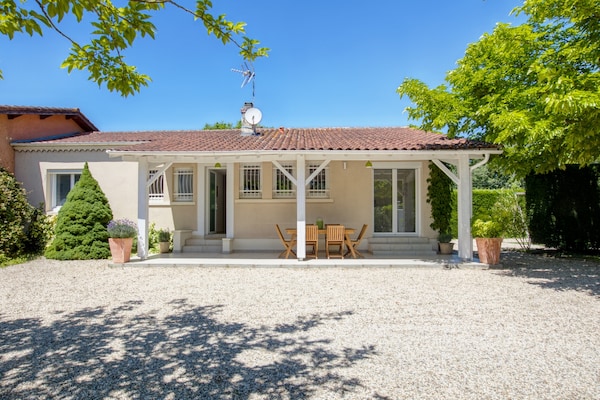 Foto van Vakantiehuis in Barry-d'Islemade met Zwembad - Vakantiehuis in Barry D'islemade - ExteriorSummer