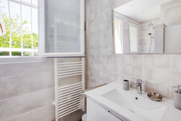 Foto van Vakantiehuis in Barry-d'Islemade met Zwembad - Vakantiehuis in Barry D'islemade - BathRoom