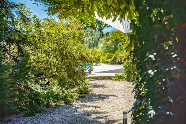 Foto van Vakantiehuis in Barry-d'Islemade met Zwembad - Vakantiehuis in Barry D'islemade - GardenSummer