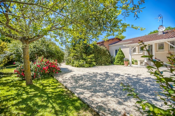 Foto van Vakantiehuis in Barry-d'Islemade met Zwembad - Vakantiehuis in Barry D'islemade - GardenSummer
