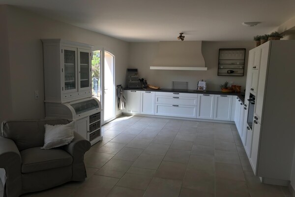 Foto van Villa in Le Plan-de-la-Tour met Zwembad - Vakantiehuis in Le Muy - Kitchen