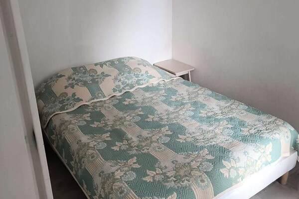 Foto van 3 stukken voor 6 personen - Vakantiehuis in SIX FOURS LES PLAGES - 