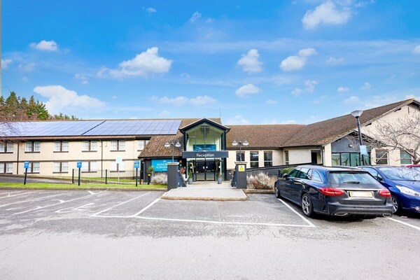 Foto van Gloucester Robinswood By Sunday - Junior Suite - Vakantiehuis in Gloucester - HotelExteriorSummer