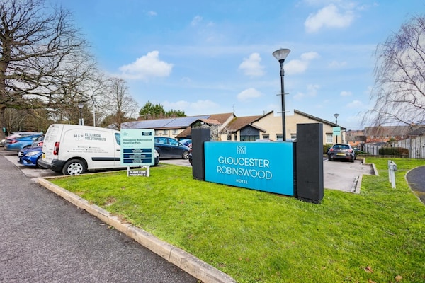 Foto van Gloucester Robinswood By Sunday - Junior Suite - Vakantiehuis in Gloucester - HotelExteriorSummer