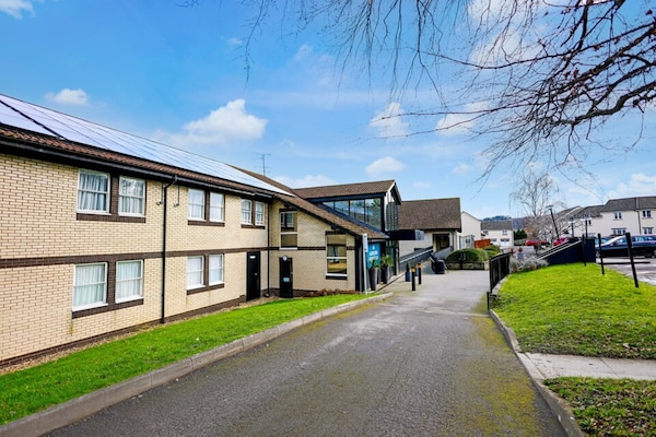 Foto van Gloucester Robinswood By Sunday - Junior Suite - Vakantiehuis in Gloucester - HotelExteriorSummer