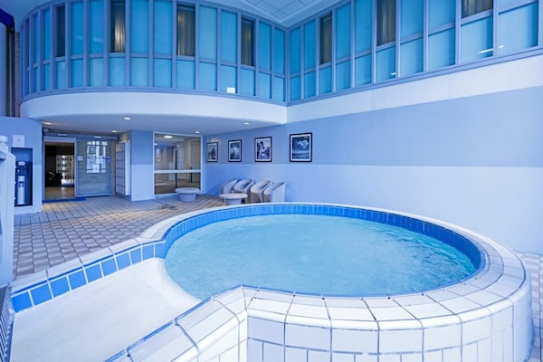 Foto van Gloucester Robinswood By Sunday - Junior Suite - Vakantiehuis in Gloucester - HotelSwimmingPool