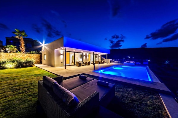 Foto van Villa in Gournes met zwembad en zeezicht - Vakantiehuis in Heraklion - ExteriorSummer