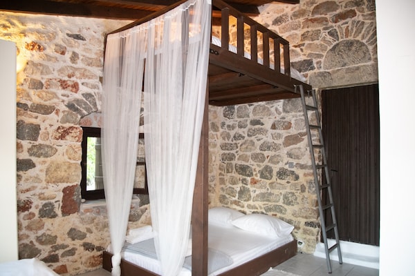 Foto van Huis in Pyrgos Dirou bij Halikia Strand - Vakantiehuis in Pyrgos Dirou - BedRoom