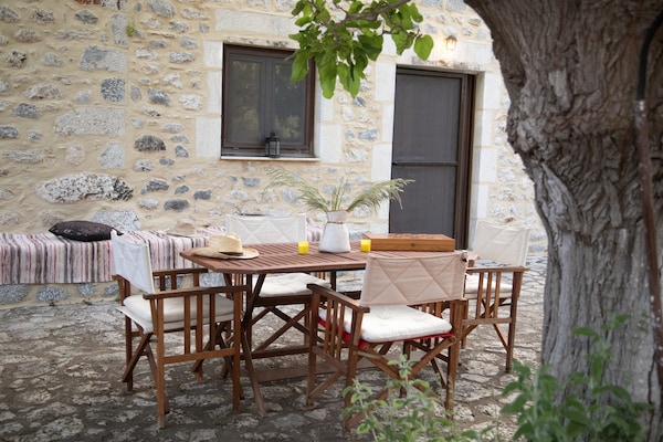 Foto van Huis in Pyrgos Dirou bij Halikia Strand - Vakantiehuis in Pyrgos Dirou - TerraceBalcony