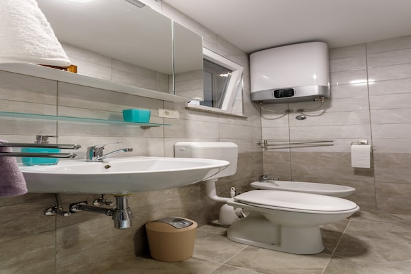 Foto van Vakantiehuis Neoric met Verwarmd Zwembad - Vakantiehuis in Neorić - BathRoom