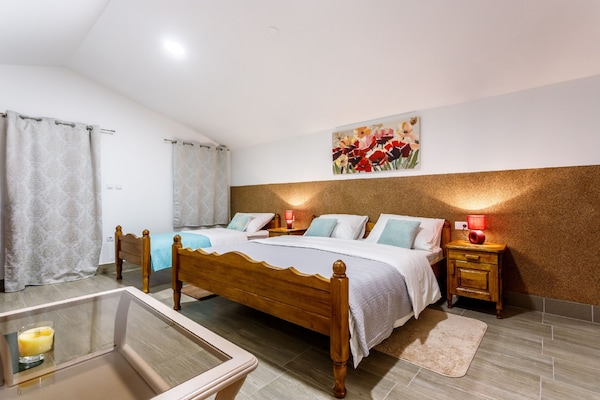 Foto van Vakantiehuis Neoric met Verwarmd Zwembad - Vakantiehuis in Neorić - BedRoom