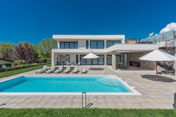 Foto van Villa in Novigrad met zwembad en zeezicht - Vakantiehuis in Novigrad - ExteriorSummer