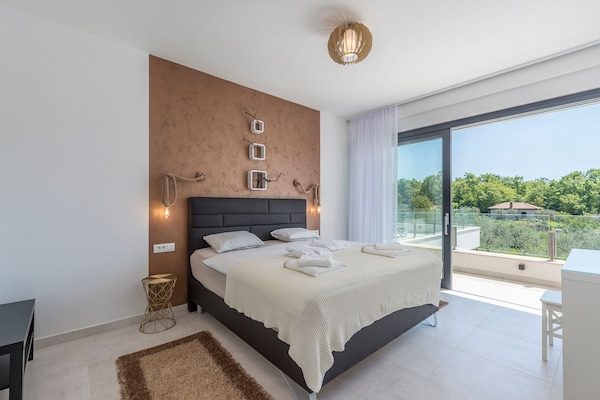 Foto van Villa in Novigrad met zwembad en zeezicht - Vakantiehuis in Novigrad - BedRoom