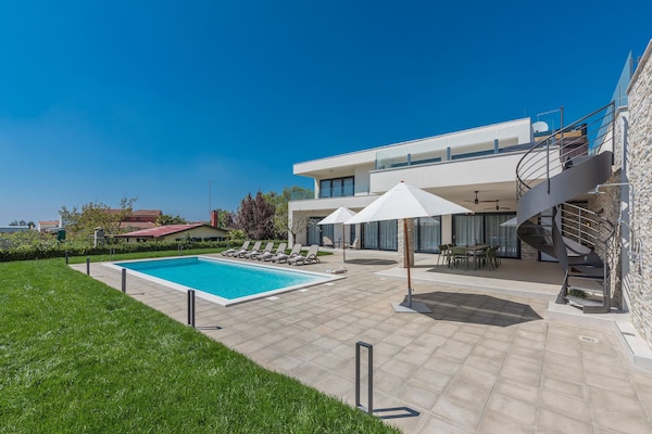 Foto van Villa in Novigrad met zwembad en zeezicht - Vakantiehuis in Novigrad - ExteriorSummer