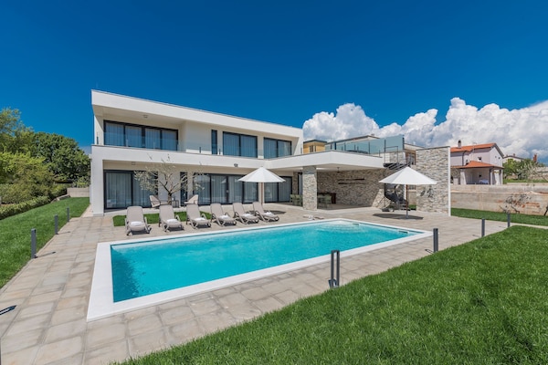 Foto van Villa in Novigrad met zwembad en zeezicht - Vakantiehuis in Novigrad - ExteriorSummer
