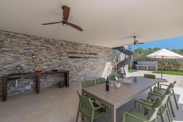 Foto van Villa in Novigrad met zwembad en zeezicht - Vakantiehuis in Novigrad - TerraceBalcony