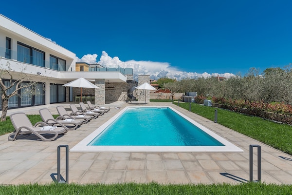 Foto van Villa in Novigrad met zwembad en zeezicht - Vakantiehuis in Novigrad - PoolOfHouse