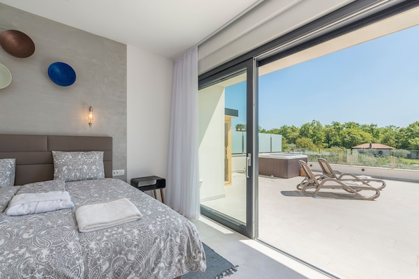 Foto van Villa in Novigrad met zwembad en zeezicht - Vakantiehuis in Novigrad - BedRoom