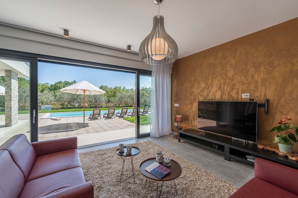 Foto van Villa in Novigrad met zwembad en zeezicht - Vakantiehuis in Novigrad - LivingRoom