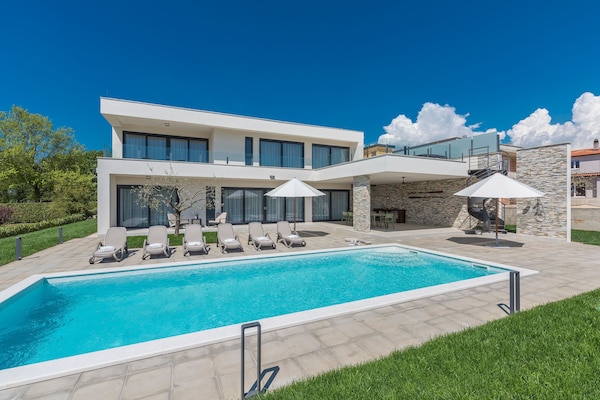 Foto van Villa in Novigrad met zwembad en zeezicht - Vakantiehuis in Novigrad - PoolOfHouse