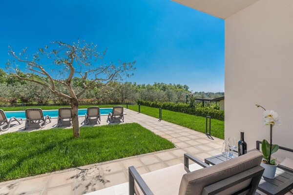 Foto van Villa in Novigrad met zwembad en zeezicht - Vakantiehuis in Novigrad - GardenSummer