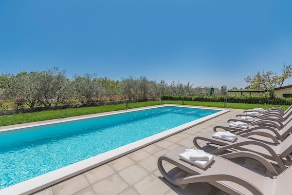 Foto van Villa in Novigrad met zwembad en zeezicht - Vakantiehuis in Novigrad - PoolOfHouse