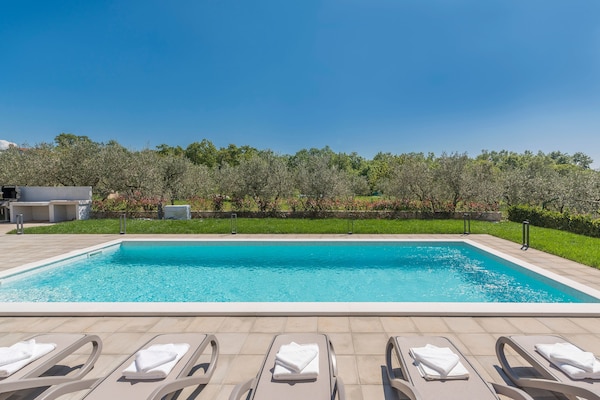 Foto van Villa in Novigrad met zwembad en zeezicht - Vakantiehuis in Novigrad - PoolOfHouse