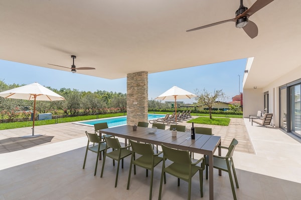Foto van Villa in Novigrad met zwembad en zeezicht - Vakantiehuis in Novigrad - TerraceBalcony