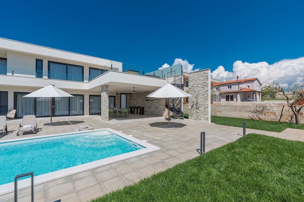Foto van Villa in Novigrad met zwembad en zeezicht - Vakantiehuis in Novigrad - PoolOfHouse