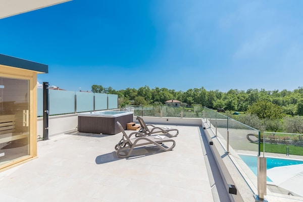 Foto van Villa in Novigrad met zwembad en zeezicht - Vakantiehuis in Novigrad - TerraceBalcony