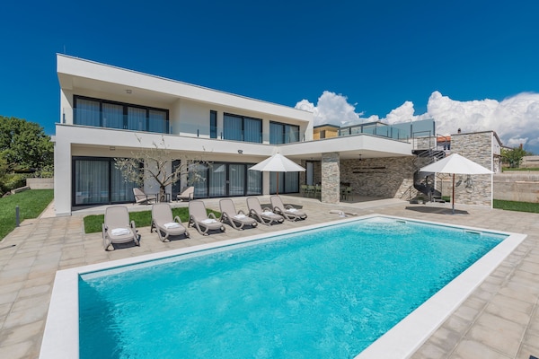 Foto van Villa in Novigrad met zwembad en zeezicht - Vakantiehuis in Novigrad - PoolOfHouse