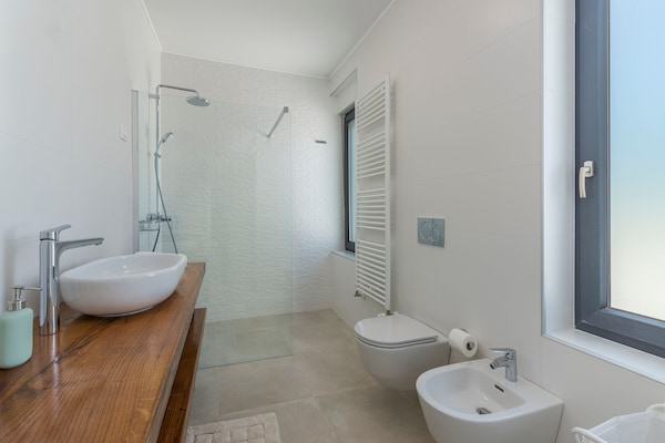 Foto van Villa in Novigrad met zwembad en zeezicht - Vakantiehuis in Novigrad - BathRoom