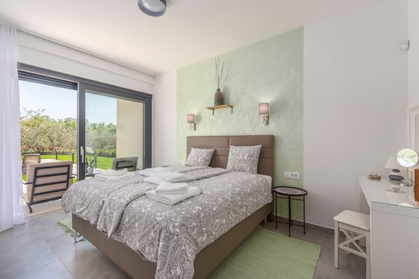 Foto van Villa in Novigrad met zwembad en zeezicht - Vakantiehuis in Novigrad - BedRoom