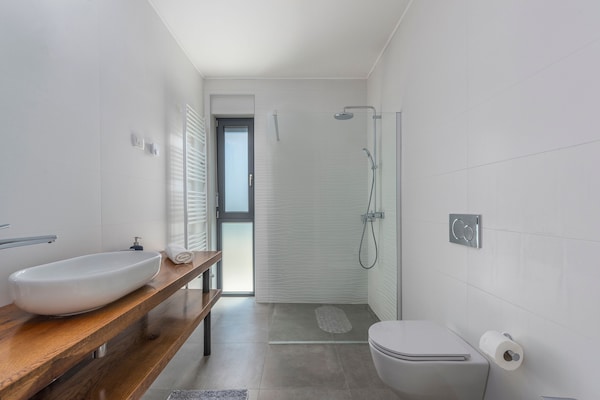 Foto van Villa in Novigrad met zwembad en zeezicht - Vakantiehuis in Novigrad - BathRoom