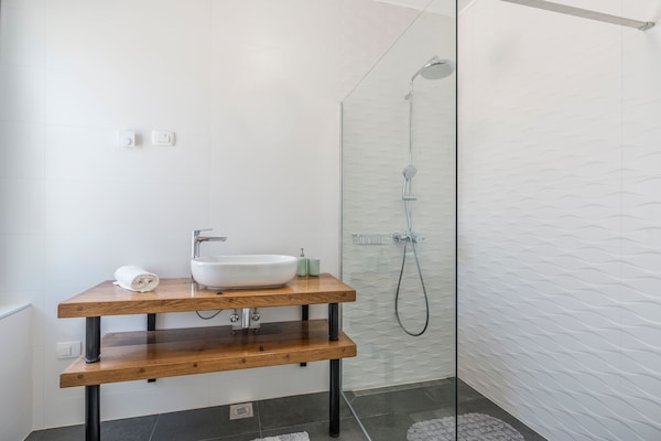 Foto van Villa in Novigrad met zwembad en zeezicht - Vakantiehuis in Novigrad - BathRoom