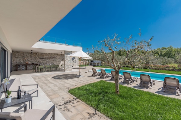 Foto van Villa in Novigrad met zwembad en zeezicht - Vakantiehuis in Novigrad - GardenSummer