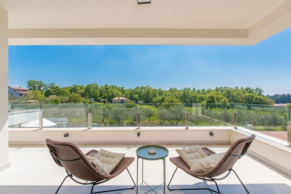 Foto van Villa in Novigrad met zwembad en zeezicht - Vakantiehuis in Novigrad - ViewSummer